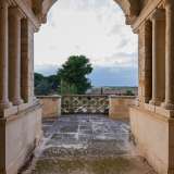 Ma � salendo che si ha la possibilit� di toccare con mano la particolare architettura del posto. Attraverso un colonnato che regge una volta moresca, dal primo piano si accede a una prima ampia balconata